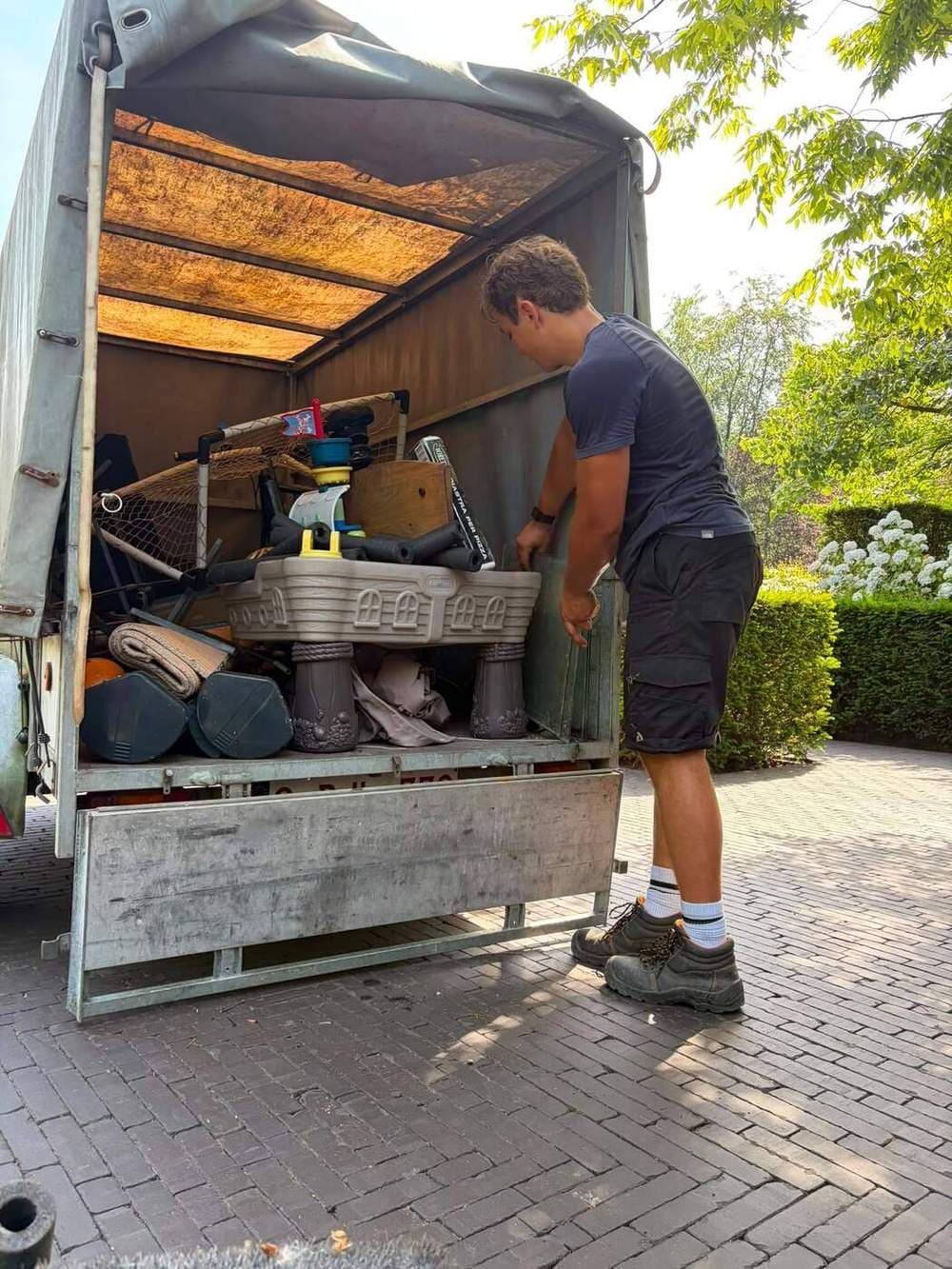 Grofvuil inladen in vrachtwagen